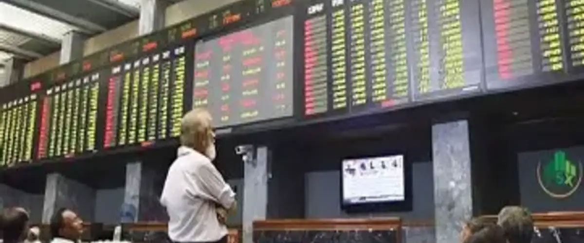 Bulls Lift KSE-100 Past 9,000; Market Closes in Green