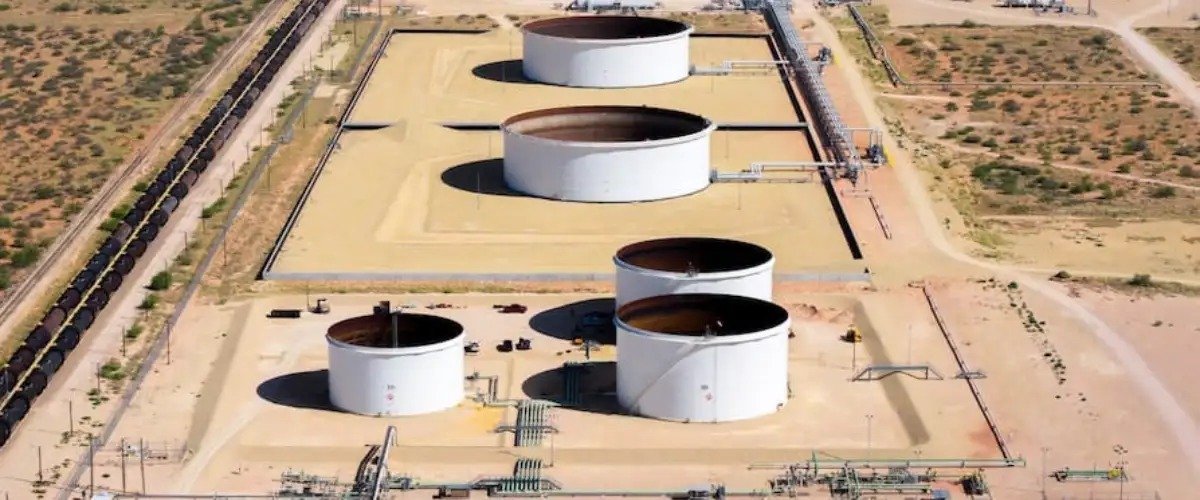 Oil Rises Amid Growing Supply Risks as US-Iran Talks Stall